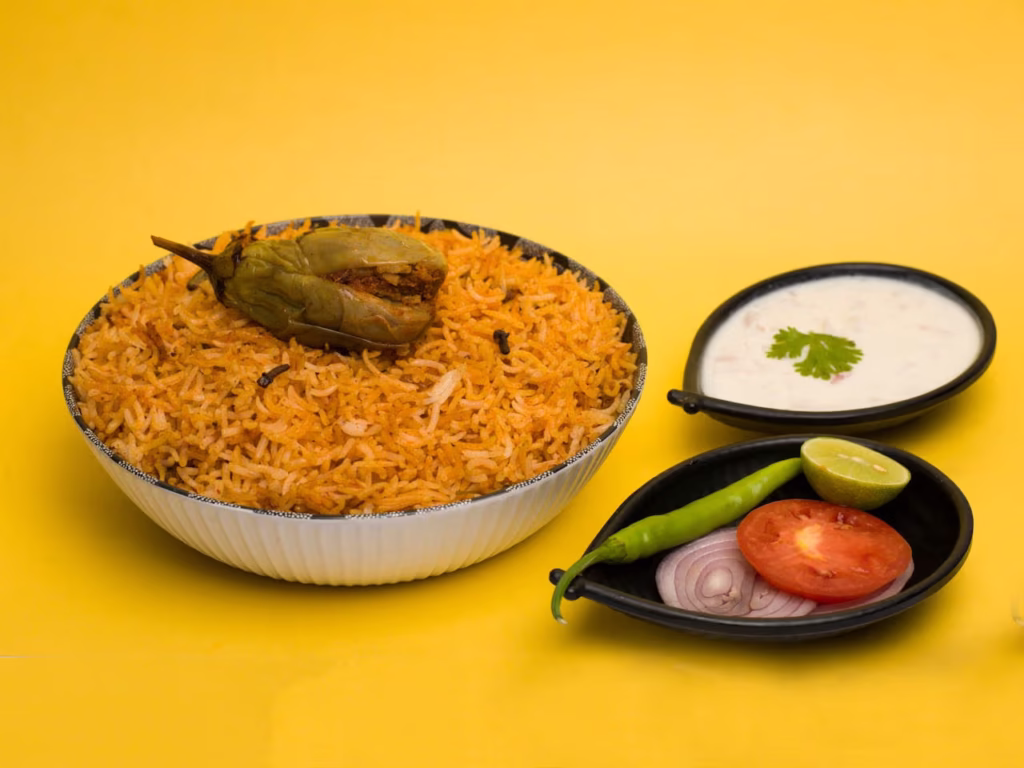 Hähnchen Biryani selbst gemacht mit Basmati-Reis und Gewürzen