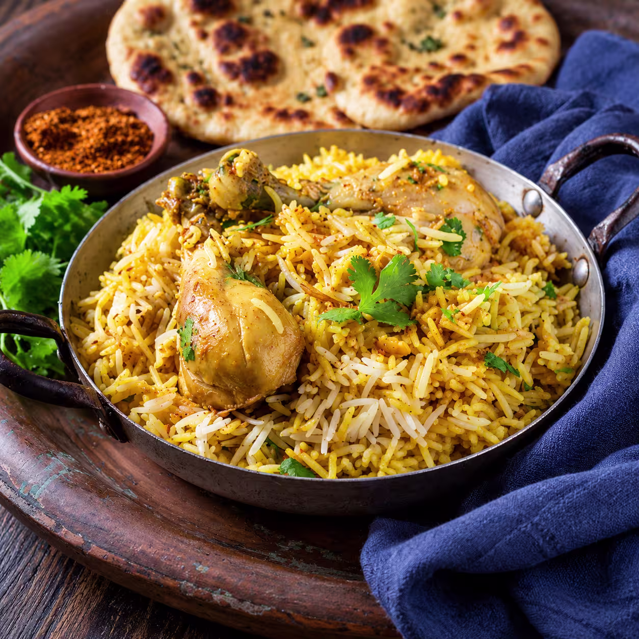 Chicken Biryani mit würzigem Hähnchen, lockerem Basmatireis, gebratenen Zwiebeln und frischen Kräutern