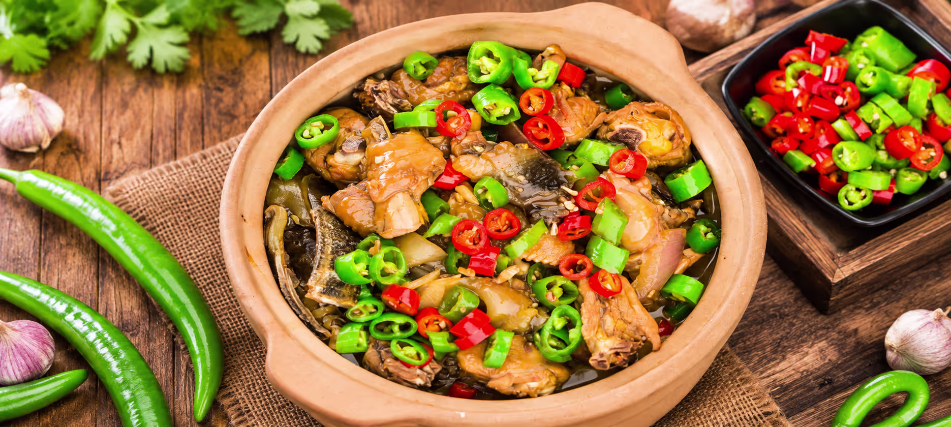 Green Chili Chicken Karahi mit grünen Chilis
