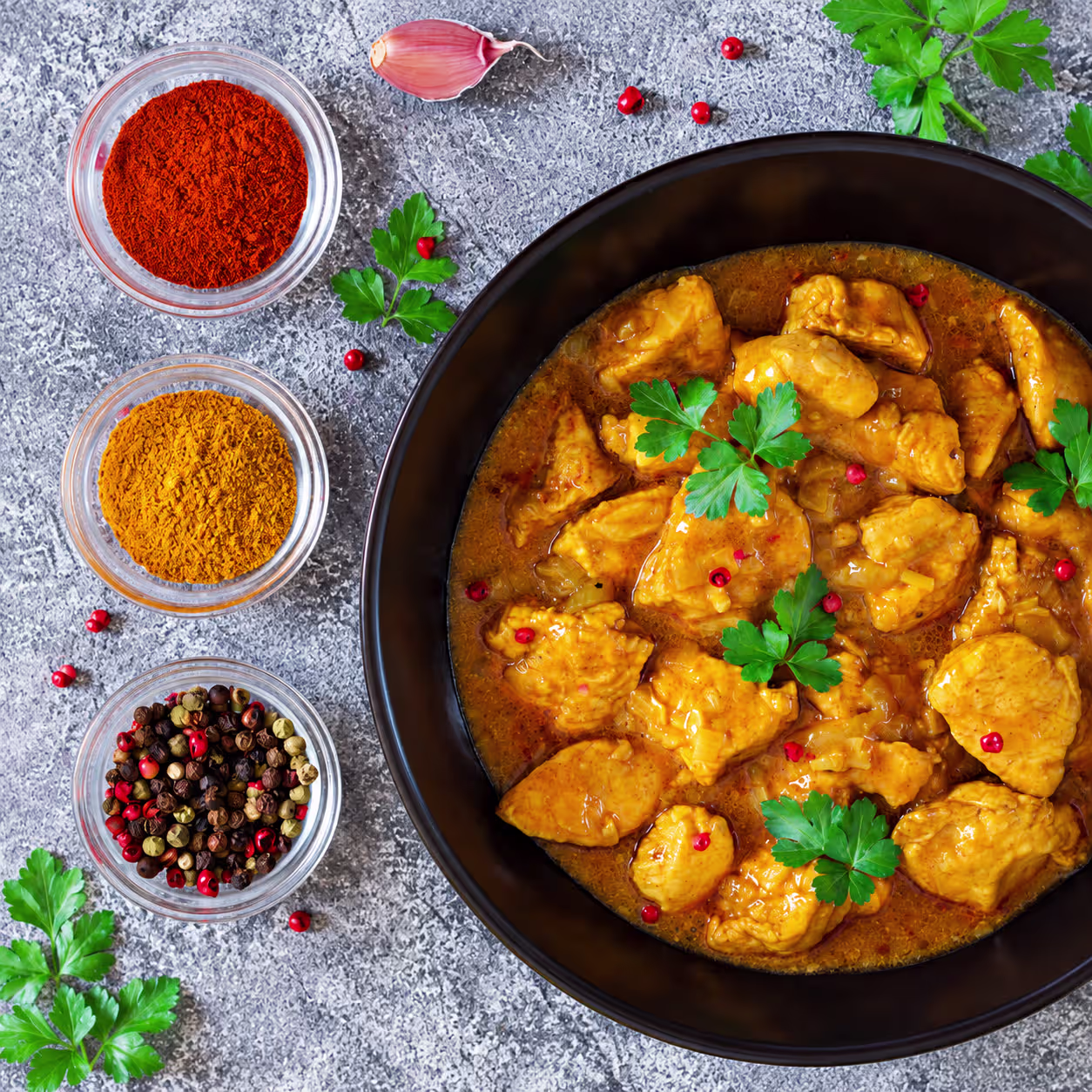 Hähnchen-Curry aus einem Topf mit Tomaten, Zwiebeln und aromatischen pakistanischen Gewürzen