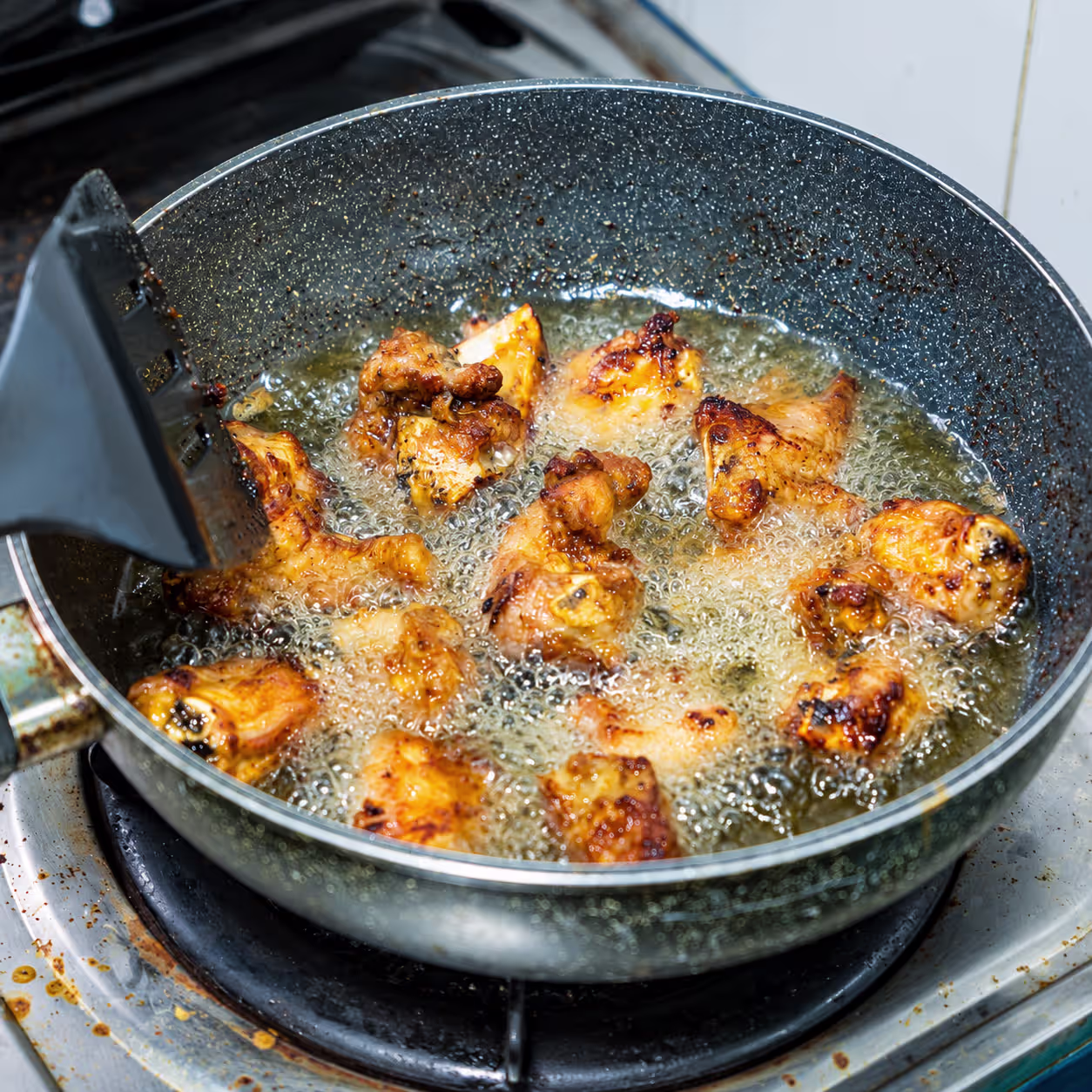 Hähnchenstücke für Chicken Curry anbraten